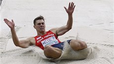 Sedmibojař Adam Sebastian Helcelet skáče do dálky na halovém ME v Bělehradě.