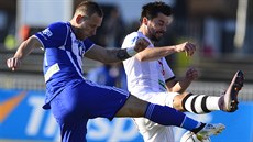 Ji�í Valenta z Mladé Boleslavi (vlevo) a Ji�í Janou�ek z Hradce Králové bojují...