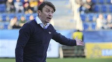 Asistent trenéra Slovácka Michal Kordula udává pokyny.