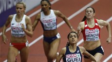 Floria Gueiová (v modrém) dobíhá do cíle v běhu na 400 metrů, vzadu vpravo je...