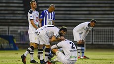 JE KONEC. Hradetí fotbalisté Martin Nosek, Marek Krátký a Jakub Chleboun...