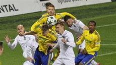 P�ED BRANKOU ZLÍNA. Karvinský zálo�ník Jan Kalabi�ka (v bílém druhý zprava) se...