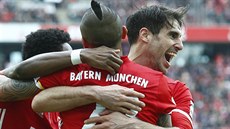 Fotbalisté Bayernu Mnichov se radují z gólu Javiho Martíneze (vpravo) během...