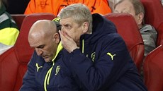 Zklamaný trenér Arsenalu Arsene Wenger během odvetného duelu osmifinále Ligy...
