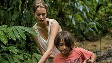 Helena Houdová se synem Darienem putují sumaterskou džunglí.