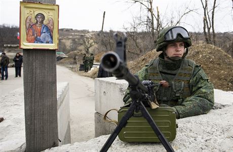 Checkpoint proruských separatist u vesnice Luhanska na východ Ukrajiny