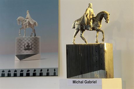 Návrh akademického sochae Michala Gabriela, který piel s panovníkovou jezdeckou sochou v nadivotní velikosti.