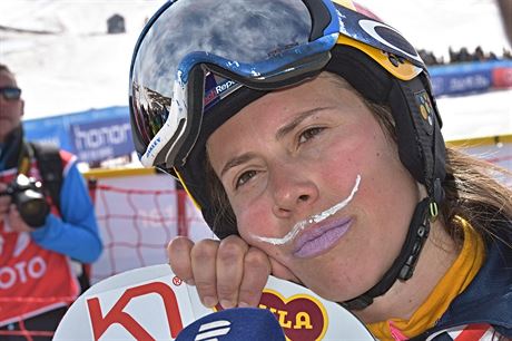 Snowboardistka Eva Samková po svém závod na mistrovství svta