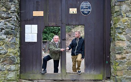 Ptaedesátiletý Lubomír Martinek (vlevo) pedává post kastelána na Troskách...