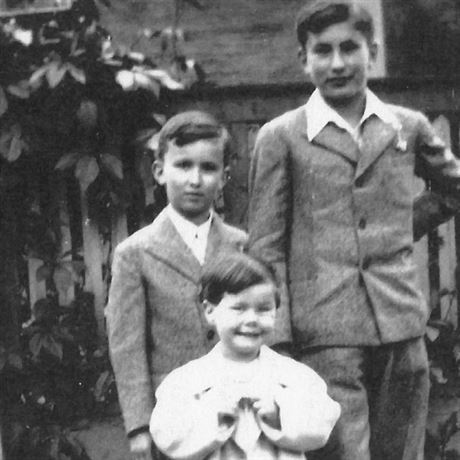 Rudolf Fantl (vpravo) se svým mladím bratrem Pavlem a sestenicí.