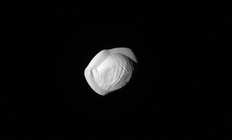 Msíc Saturnu Pan na snímku sondy Cassini z bezna 2017