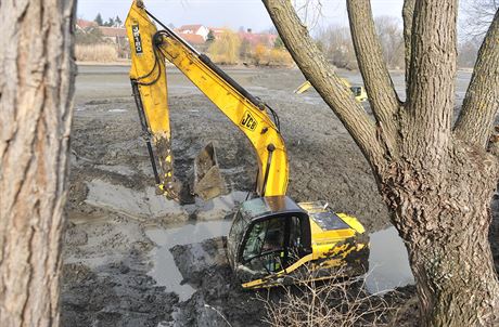 Bagr, který v rybníku a po stechu zapadl v úterý, se podailo ve stedu...