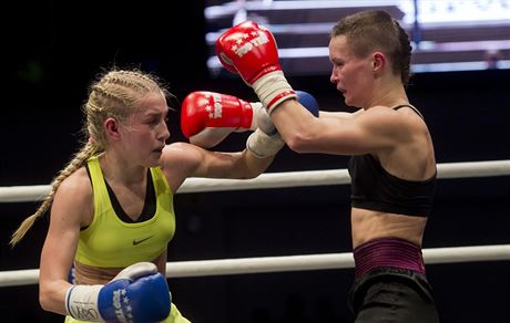 eská boxerka Fabiána Bytyqi (vlevo) a Jevgenija Zablocká z Ruska bojují na...