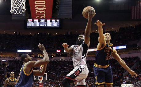 James Harden z Houstonu zakonuje v utkání proti Clevelandu.