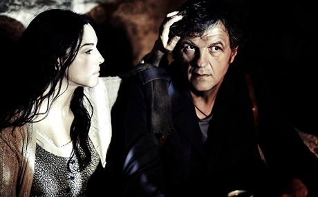 Monica Bellucci a Emir Kusturica ve filmu Na mléné dráze