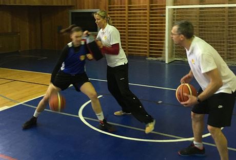 Ivana Veeová (uprosted) a Petr Treml se na Kempu basketbalových nadjí...