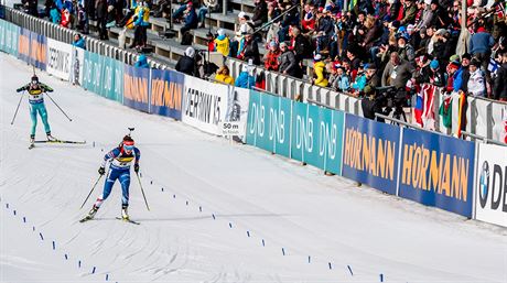 Veronika Vítková (vpedu) pijídí do cíle sprintu v Oslu