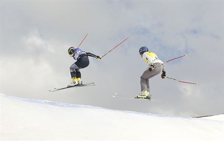védský skikrosa Viktor Öhling Norberg (vlevo) ve finále mistrovství svta v...