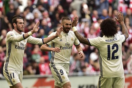 Karim Benzema z Realu Madrid slaví se spoluhrái Marcelem a Garethem Balem gól...