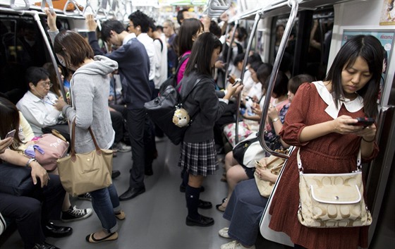 kolaka v souprav metra v Tokiu. (19.9. 2014)