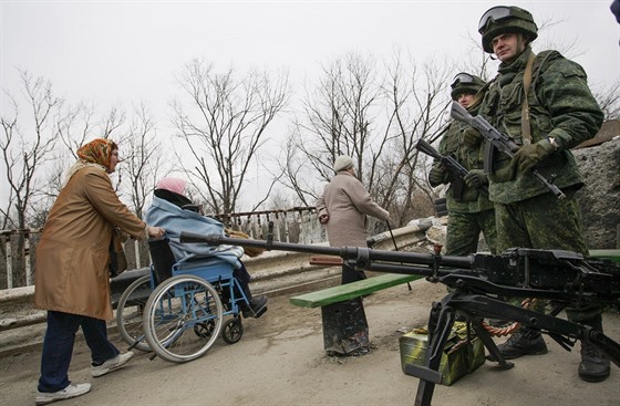 Checkpoint proruských separatist u vesnice Luhanska na východ Ukrajiny (7....