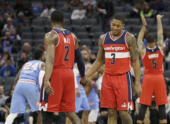 John Wall a Bradley Beal z Washingtonu si plácají v utkání na palubovce...