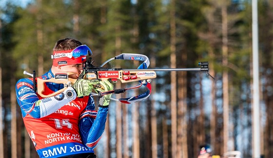 Michal Krm pi nstelu ped sthacm zvodem v Kontiolahti.