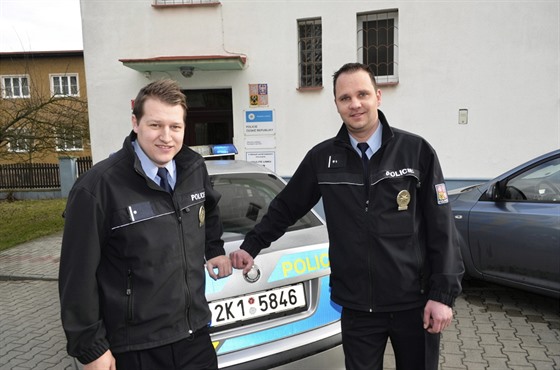 Policisté Jakub Kopiva a Luká Mikle (zleva) zachránili ivot en, kterou se...