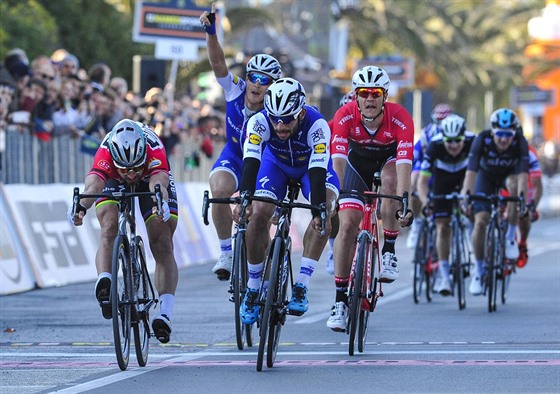 Tsný dojezd esté etapy Tirrena-Adriatika zvládl lépe  Fernando Gaviria...