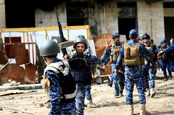 Irácké vládní síly postupují západním Mosulem k pozicím IS ve Starém mst a ke...