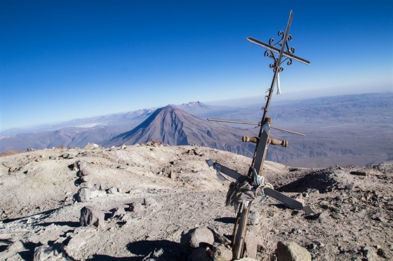 Sopka Misti (5 822 m) pi západu slunce z vrcholu jejího souseda Chachani