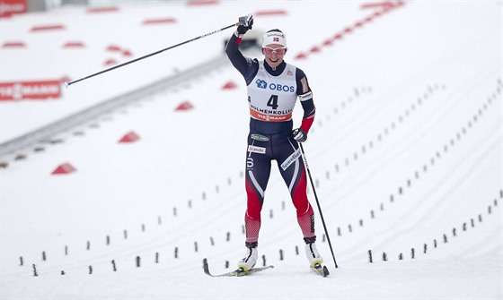 Marit Björgenová vítzí s drtivým náskokem v závod na 30 km klasicky v Oslu.