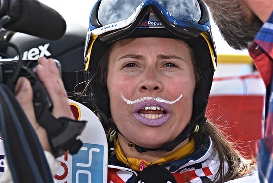 Snowboardistka Eva Samková po svém závod na mistrovství svta