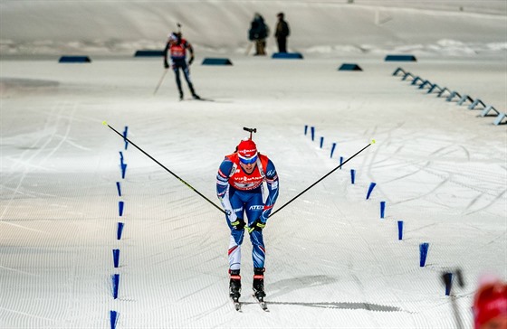 Michal Krmá dojídí do cíle smíené tafety v Kontiolahti.