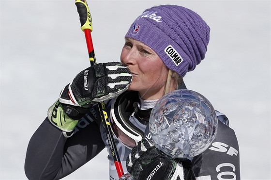 Tessa Worleyová s malým kiálovým glóbem za celkov vítzství v obím slalomu