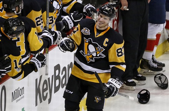 Sidney Crosby slaví se spoluhrái z Pittsburghu svj hattrick proti Florid.