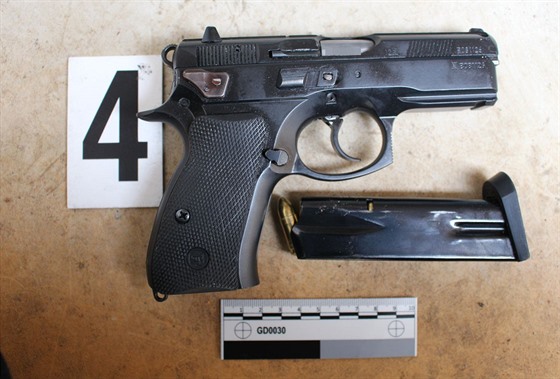 Ukradená pistole byla pozdji nalezena v mobilním plechovém kontejneru u jedné...