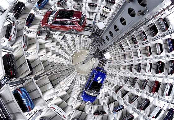 SPIRÁLA GOLFŮ. Volkswageny řady Golf jsou umisťovány do doručovací věže v...