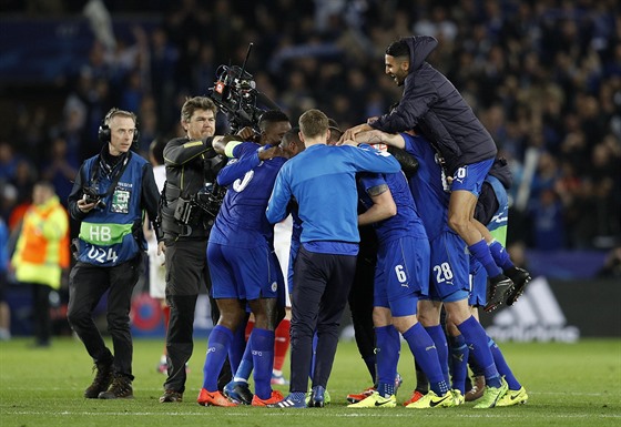 POSTUPOVÁ EUFORIE. Fotbalisté Leicesteru se radují z postupu do tvrtfinále...