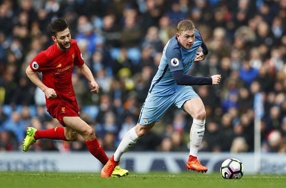 Adam Lallana z Liverpoolu stíhá Kevina De Bryunea z Manchesteru City v utkání...