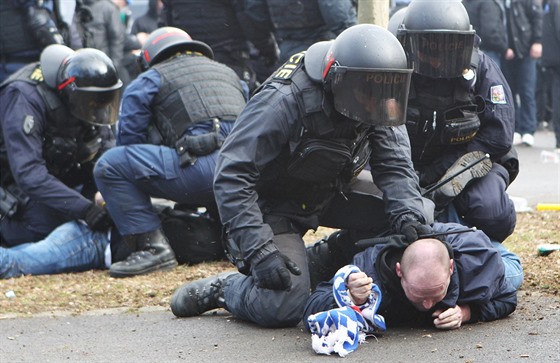 Zábr z policejního zákroku ped utkáním Opava - Baník loni v beznu. 