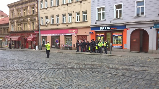 Policisté se na kiovatce ulic Nuselské a Táborské uí ídit dopravu run.