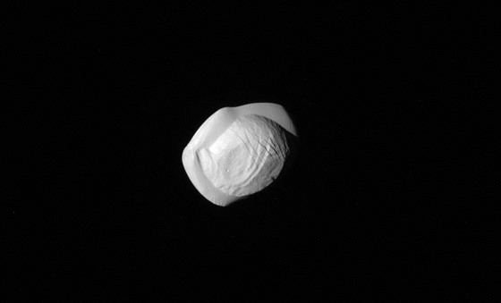 Měsíc Saturnu Pan na snímku sondy Cassini z března 2017