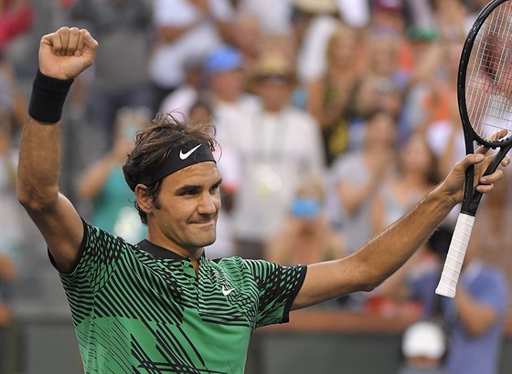 Roger Federer slaví v Indian Wells výhru nad arcirivalem Rafaelem Nadalem.