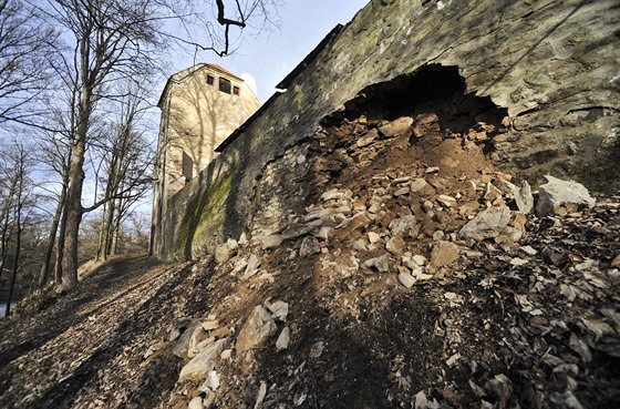 Kameny z pokozené hradební zdi dopadly a na cestu, která podél hradby vede....