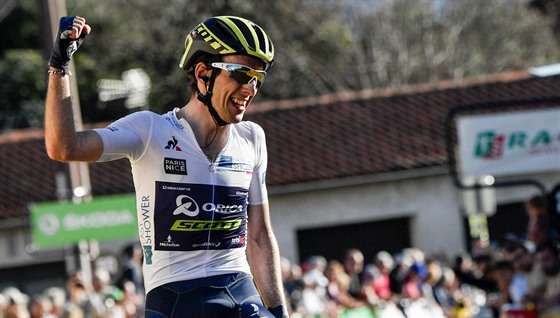 Britský cyklista Simon Yates projídí vítzn cílem 6. etapy závodu  Paí-Nice...