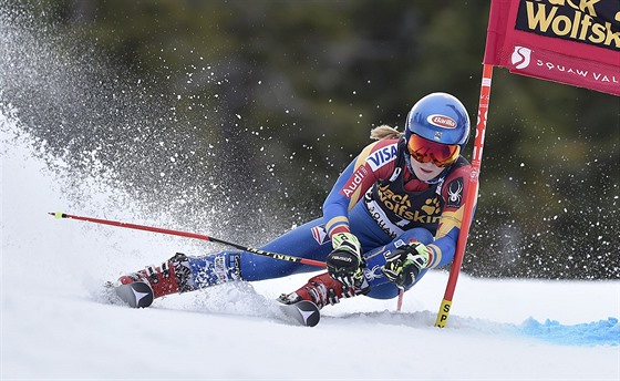 Mikaela Shiffrinová na trati obího slalomu ve Squaw Valley.