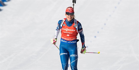 Gabriela Koukalová projídí cílem stíhacího závodu v Oslu na druhém míst.