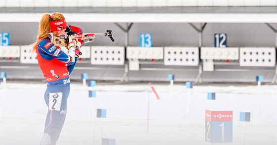 Gabriela Koukalov pi stelb bhem zvodu s masovm startem v Oslu.