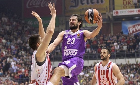 Sergio Llull z Realu Madrid ní nad obranou Crvené zvezdy Blehrad.